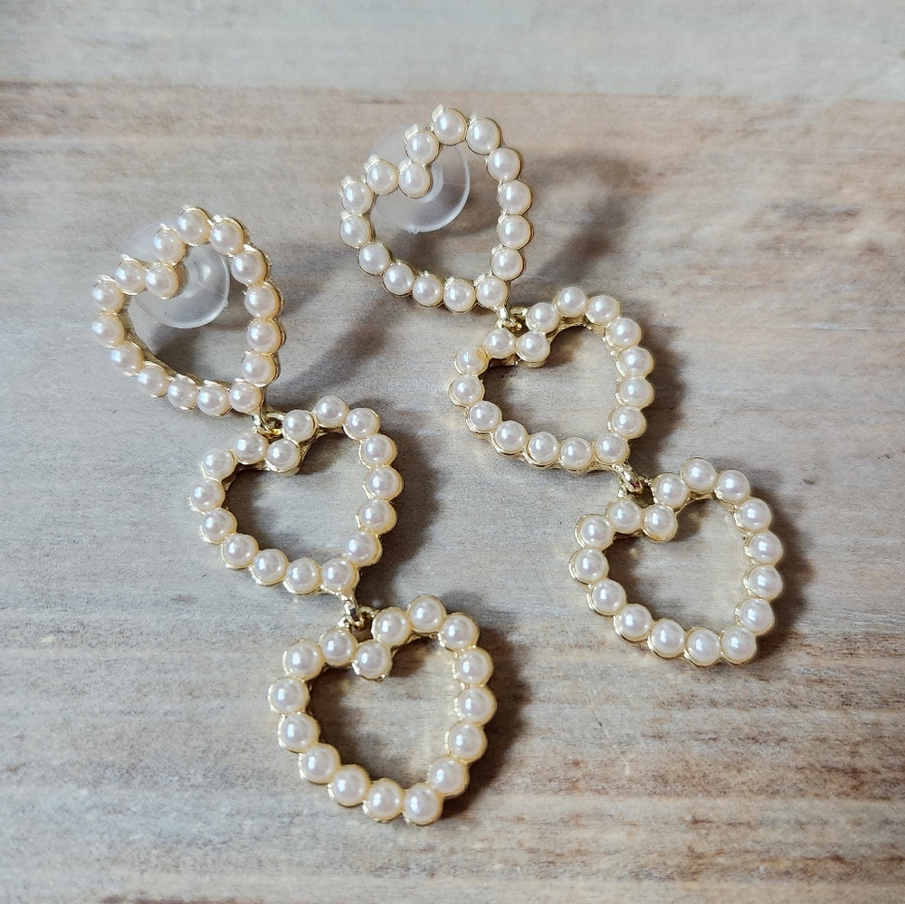Elegant Pearl Heart Earrings - Picture 2 of 6